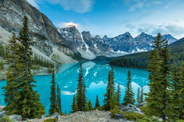 Kanada Alberta Banff Milli Parkı'nda Moraine Gölü