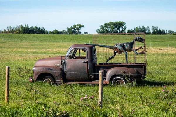Ein Gefangener Dinosaurier Auf Dem Rücken Eines Lastwagens Von Drumheller — Stockfoto