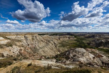 Badland ve Red Deer Nehri Kanyon Alberta Kanada