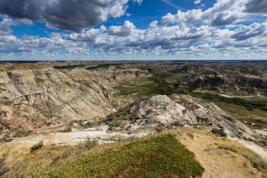 Badland ve Red Deer Nehri Kanyon Alberta Kanada