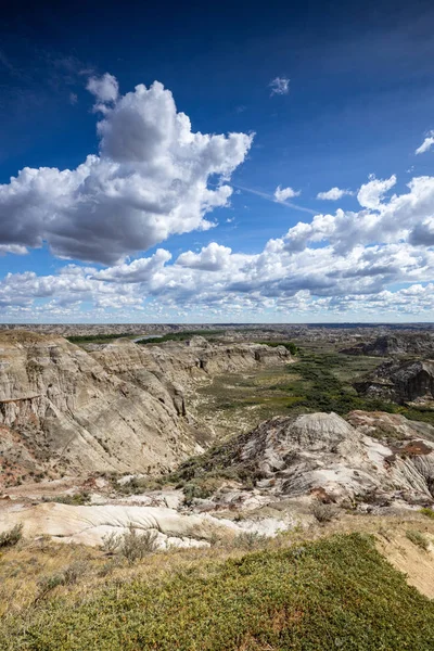 Badland ve Red Deer Nehri Kanyon Alberta Kanada