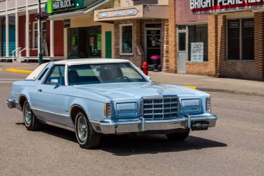 Pincher Creek Kanada sokaklarında eski bir vintage Amerikan araba, 15. Haziran 2019