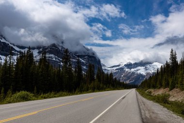 Kanada Banff Ulusal Parkı 'ndaki Bow Valley manzarası
