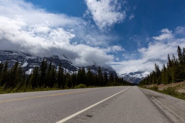 Kanada Banff Ulusal Parkı 'ndaki Bow Valley manzarası