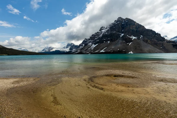 バンフ国立公園のカナダのロッキー山脈の湖の弓 — ストック写真