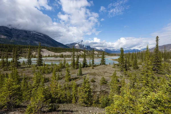 캐나다의 산맥을 가로지르는 서스캐처원주의 — 스톡 사진