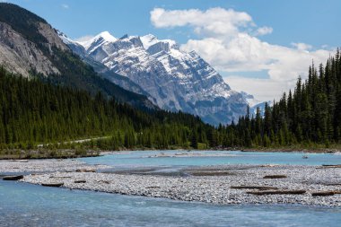 Kanada Banff Ulusal Parkı 'ndaki Bow Valley manzarası
