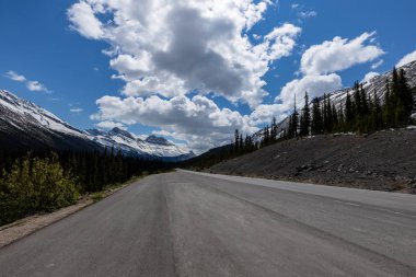 Kanada Jasper Ulusal Parkı 'ndaki Icefield Parkway manzarası