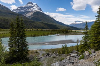 Kanada 'nın Rocky Dağlarındaki Saskatchewan Nehri