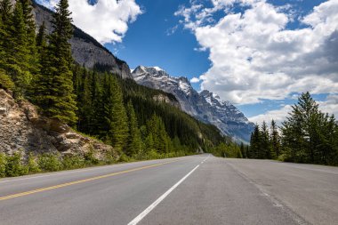Kanada Jasper Ulusal Parkı 'ndaki Icefield Parkway manzarası