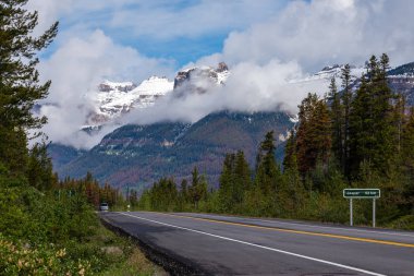 Kanada Jasper Ulusal Parkı 'ndaki Icefield Parkway manzarası