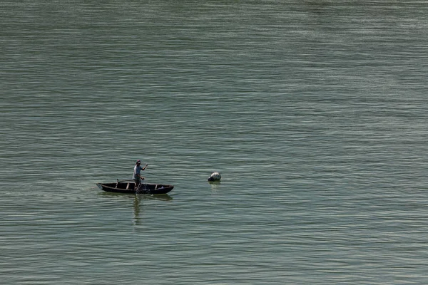 越南朗科湖的捕鱼活动 — 图库照片
