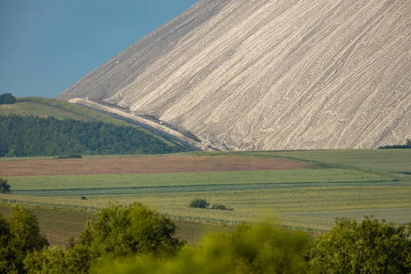 ドイツのカリ塩鉱山の山 — ストック写真