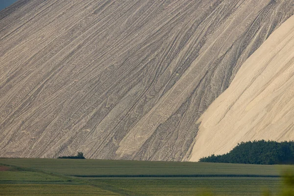 ドイツのカリ塩鉱山の山 — ストック写真