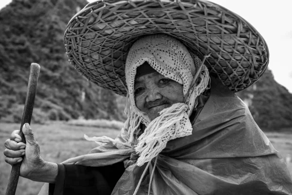 Old Woman Big Straw Hat Vietnam — Stock Photo, Image