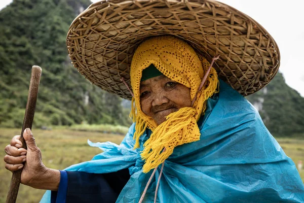 Alte Frau Mit Großem Strohhut Aus Vietnam — Stockfoto