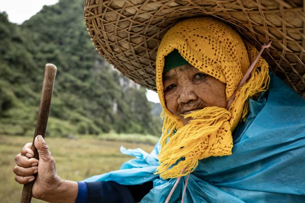 Alte Frau Mit Großem Strohhut Aus Vietnam — Stockfoto