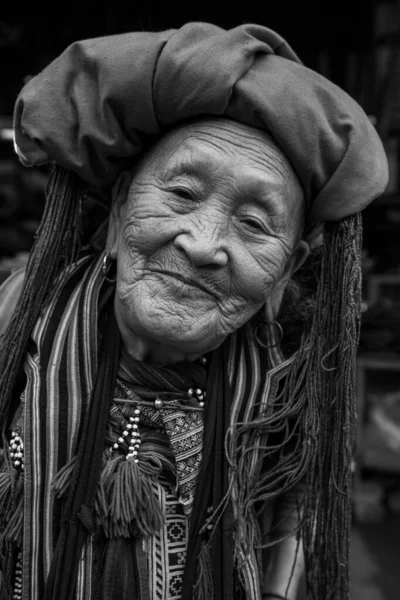 Retrato Una Mujer Traje Tradicional Vietnam —  Fotos de Stock