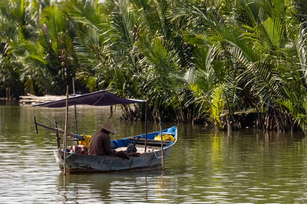 Традиционный Рыбак Ловит Рыбу Вьетнаме — стоковое фото