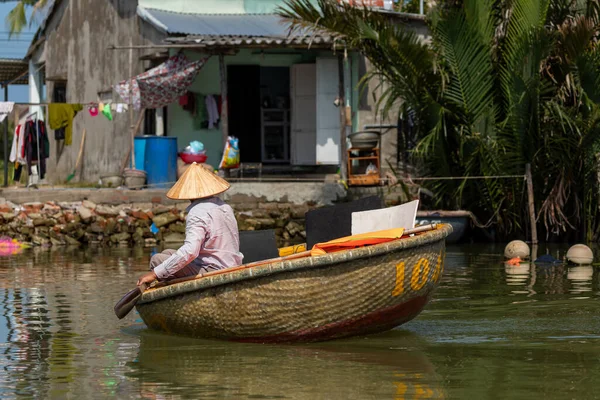 베트남 안에서 열리는 전통적 Basket Boat Tour — 스톡 사진