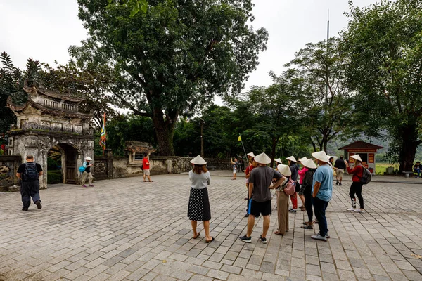 ベトナムのホア呂の寺院で観光客 2019年11月 — ストック写真