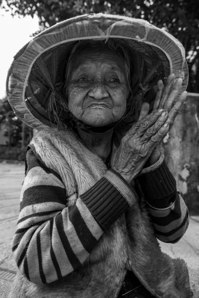 Vietnam Daki Yaşlı Bir Kadının Portresi — Stok fotoğraf