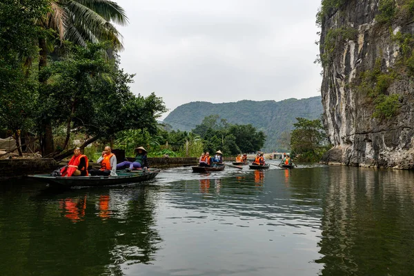 越南Tam Coc和Ninh Binh的Trang An的游船游客 29岁 2019年11月 — 图库照片