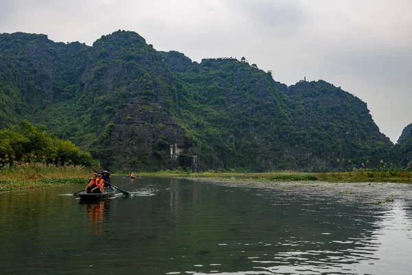 Turistas Barcos Remos Tam Coc Trang Ninh Binh Vietnã Novembro — Fotografia de Stock