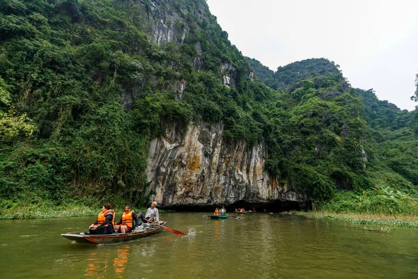 Turistas Botes Remos Tam Coc Trang Ninh Binh Vietnam Noviembre —  Fotos de Stock