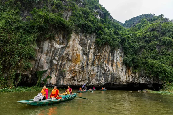 越南Tam Coc和Ninh Binh的Trang An的游船游客 29岁 2019年11月 — 图库照片