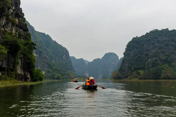 Turistas Barcos Remos Tam Coc Trang Ninh Binh Vietnã Novembro — Fotografia de Stock