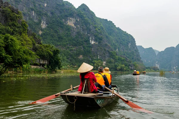 Turistas Barcos Remos Tam Coc Trang Ninh Binh Vietnã Novembro — Fotografia de Stock