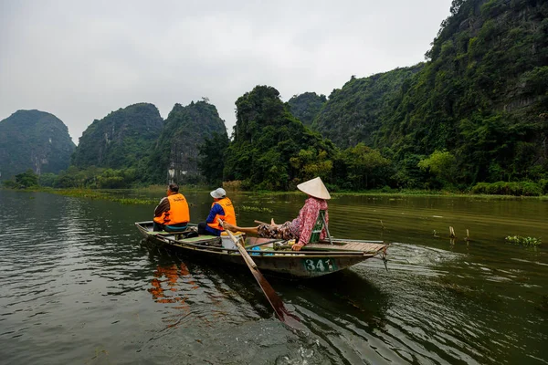 Τουρίστες Στο Rowboats Στο Tam Coc Και Trang Στο Ninh — Φωτογραφία Αρχείου
