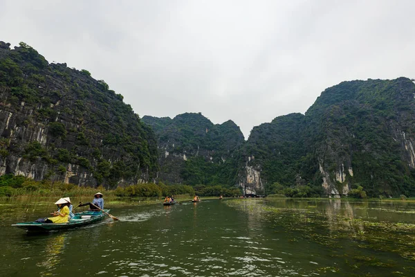 Toeristen Rowboats Bij Tam Coc Trang Bij Ninh Binh Vietnam — Stockfoto