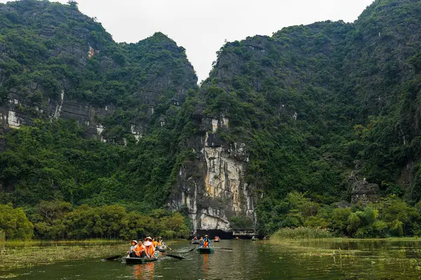 Turistas Botes Remos Tam Coc Trang Ninh Binh Vietnam Noviembre —  Fotos de Stock