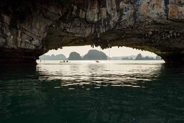 ベトナムのハロン湾のルオン洞窟 — ストック写真