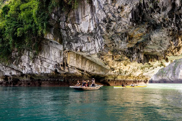 Gente Botes Remos Para Turistas Bahía Long Vietnam Octubre 2019 — Foto de Stock