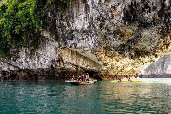 Gente Botes Remos Para Turistas Bahía Long Vietnam Octubre 2019 —  Fotos de Stock