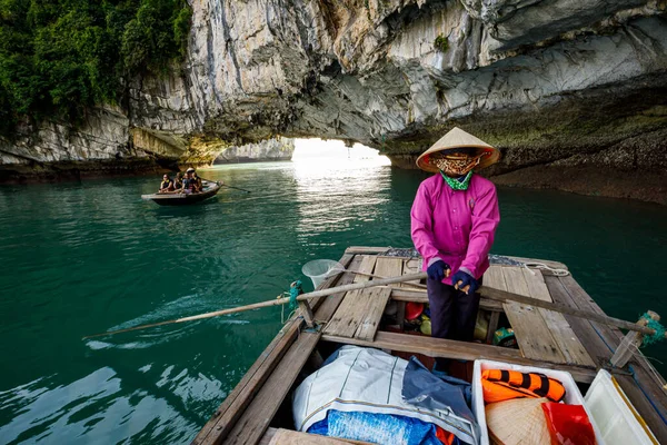 Barche Remi Turista Nella Long Bay Del Vietnam — Foto Stock