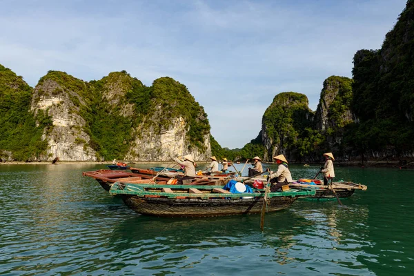 Pessoas Barcos Remos Para Turistas Baía Long Vietname Anos Outubro — Fotografia de Stock