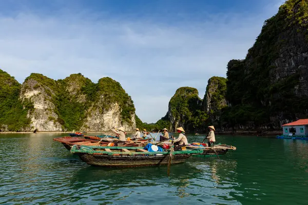 ベトナムのハロン湾 30の観光客のためのボートでの人々 2019年10月 — ストック写真