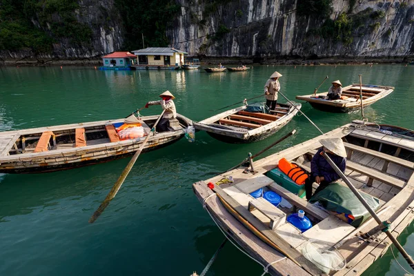 Pessoas Barcos Remos Para Turistas Baía Long Vietname Anos Outubro — Fotografia de Stock