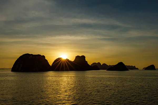 ベトナムのハロン湾の夕日 — ストック写真