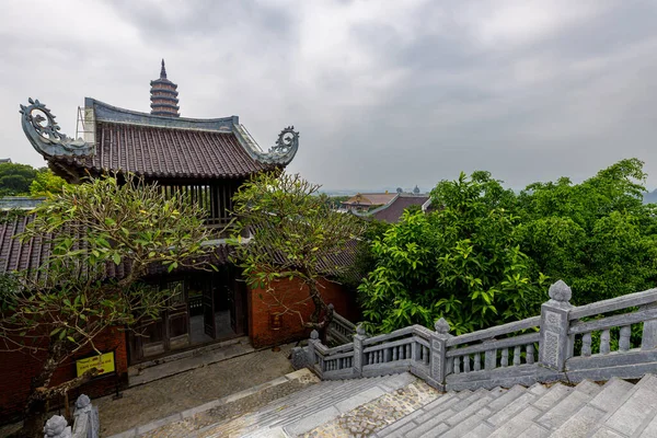 Bai Dinhin Temppeli Ninh Binhissä Vietnamissa — kuvapankkivalokuva