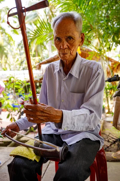 Vietnam Dan Yaşlı Bir Adam Müzik Çalıyor — Stok fotoğraf