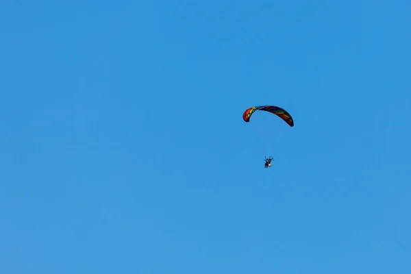 Parapente Cielo Azul —  Fotos de Stock