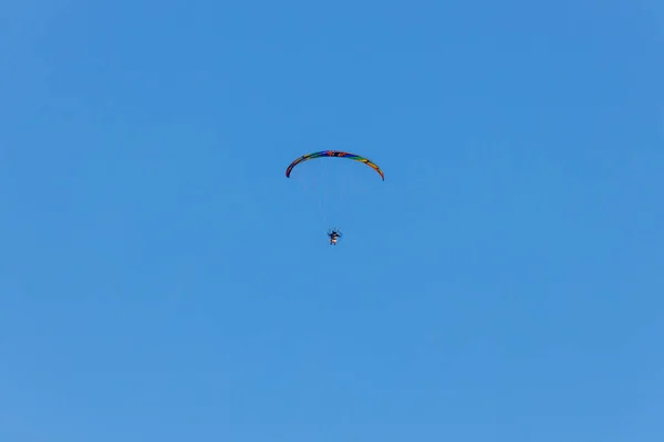 Gleitschirmfliegen Blauen Himmel — Stockfoto