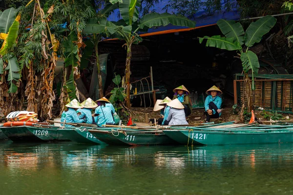 28岁的游客在越南的Trang An划船 2019年10月 — 图库照片