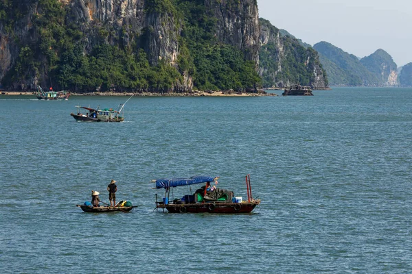 Fiskebåtar Long Bay Vietnam — Stockfoto