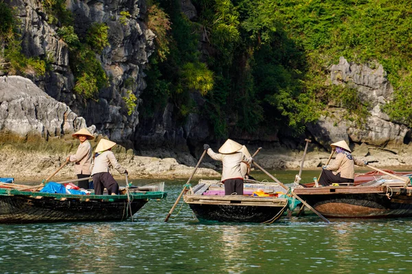 베트남 하롱만의 관광객을 로보트 — 스톡 사진